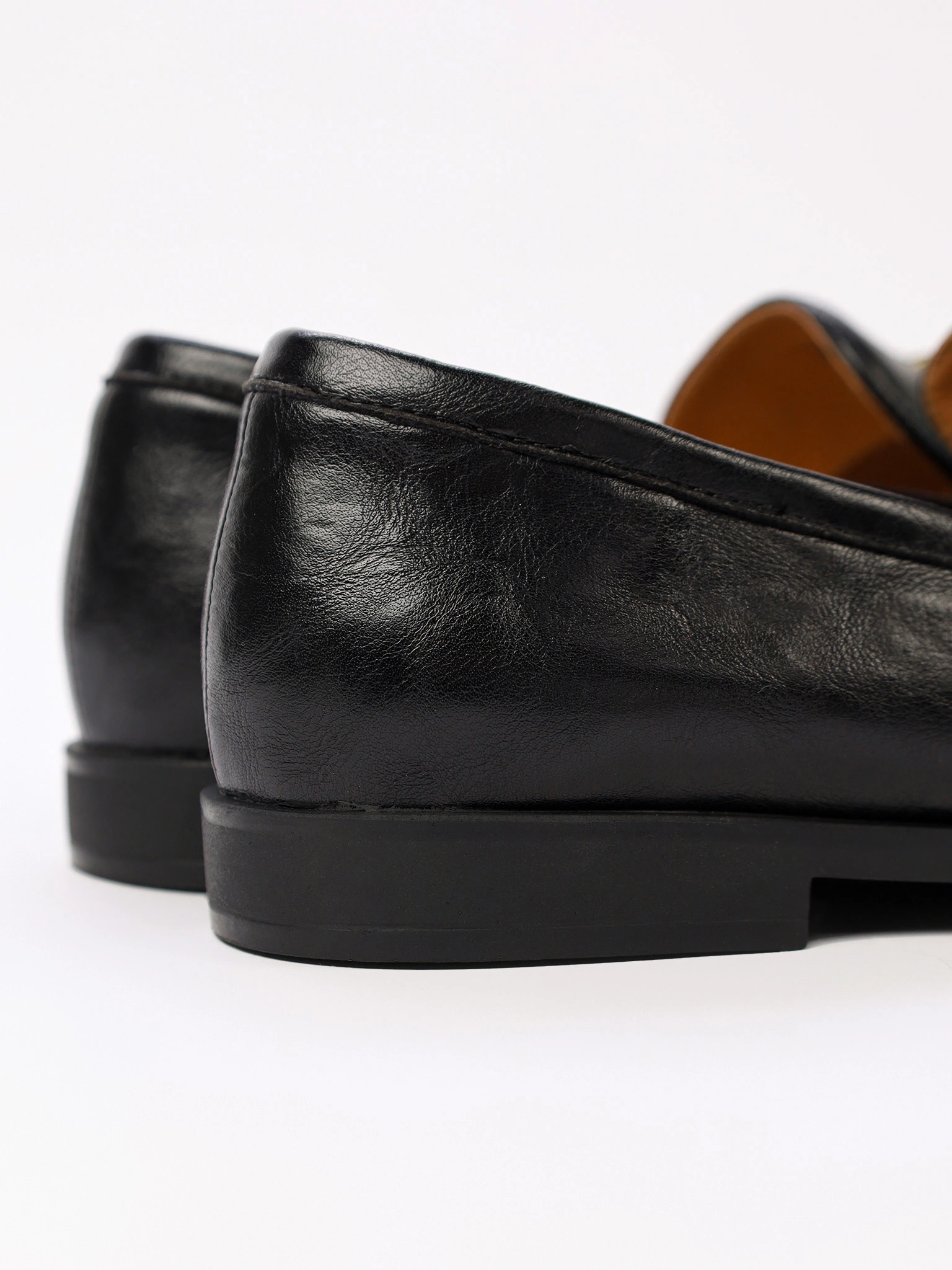 Лоферы черного цвета на венском каблуке